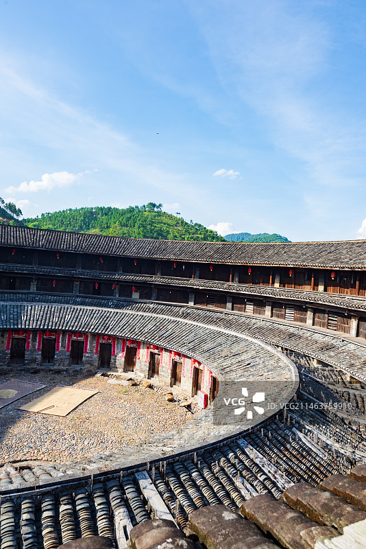 蓝天白云下的广东梅州大埔县花萼楼美景图片素材