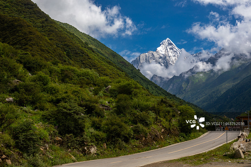 航拍四川阿坝邛崃山脉四姑娘山幺妹峰风光图片素材