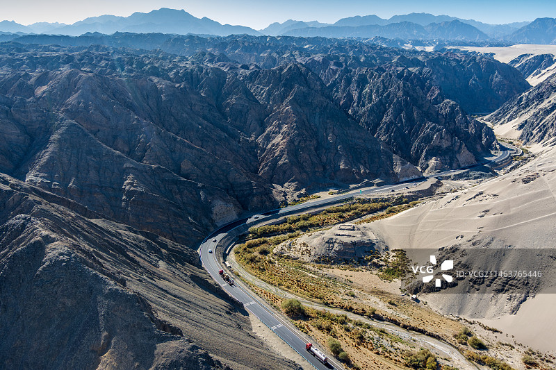 俯瞰托克逊县的干沟314国道纵穿其中图片素材