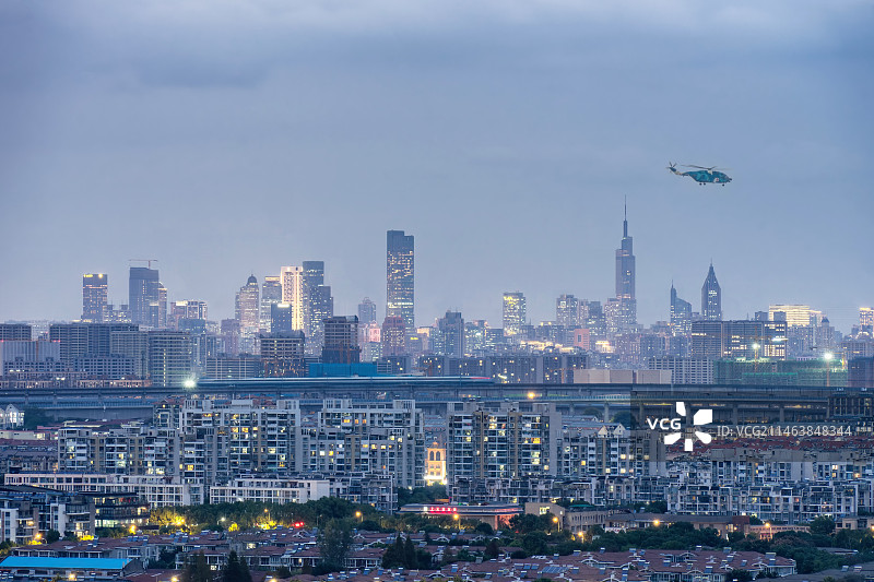 南京天际线高铁飞机同框图片素材