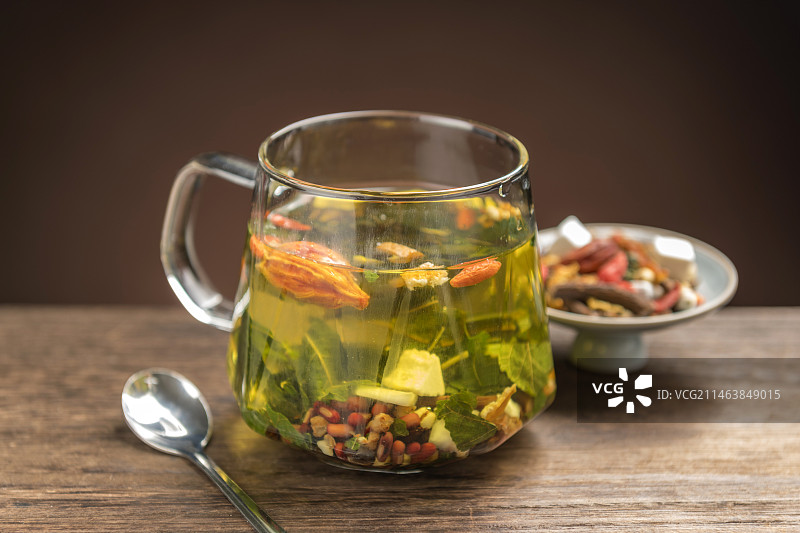 薏米茯苓祛湿茶摆放在桌面上特写图片素材