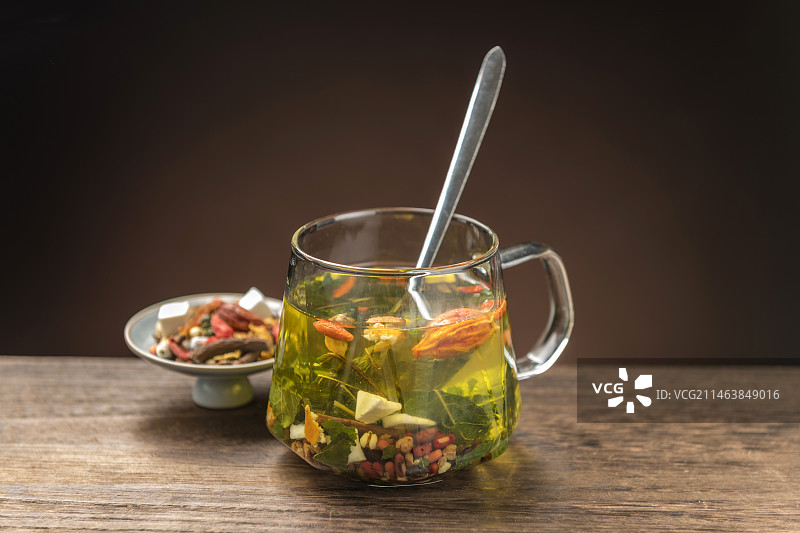 薏米茯苓祛湿茶摆放在桌面上特写图片素材