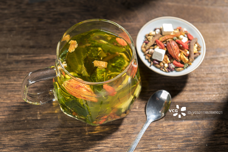 薏米茯苓祛湿茶摆放在桌面上特写图片素材