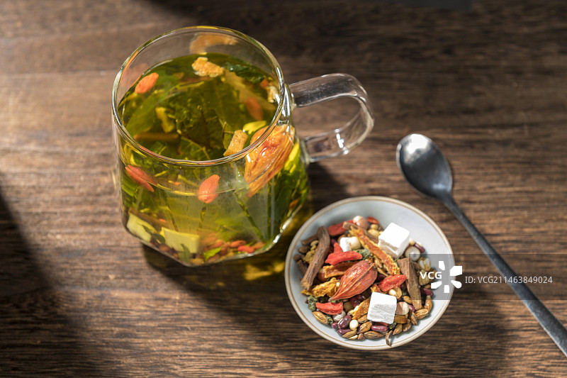 薏米茯苓祛湿茶摆放在桌面上特写图片素材