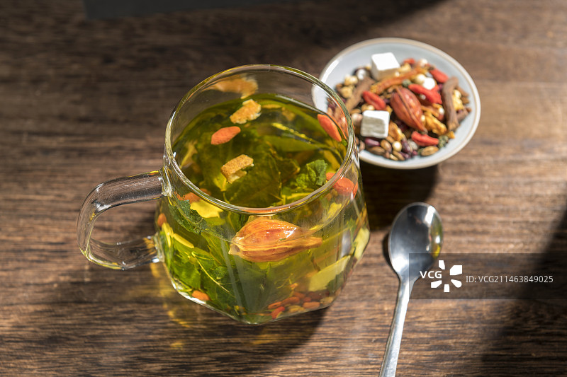 薏米茯苓祛湿茶摆放在桌面上特写图片素材