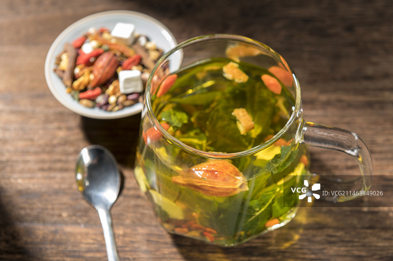 薏米茯苓祛湿茶摆放在桌面上特写图片素材