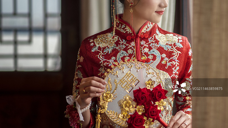 身穿秀禾的新娘局部特写背影图片素材