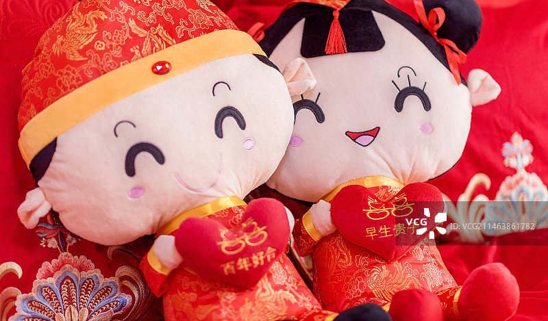 婚礼上的填充玩具布娃娃新人图片素材