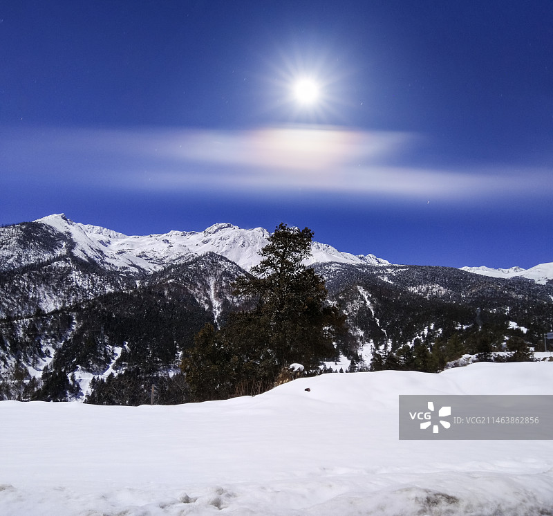 白马雪山的太阳（德钦奔子栏镇）图片素材