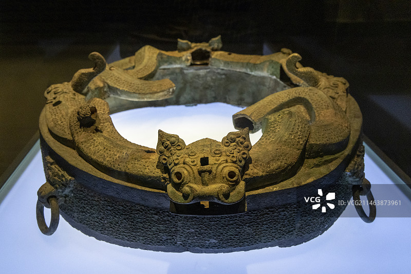 安徽文明史陈列展（夏商周时期）：龙虎纹鼓座【春秋（770—476BC），1980年舒城县九里墩出土】图片素材
