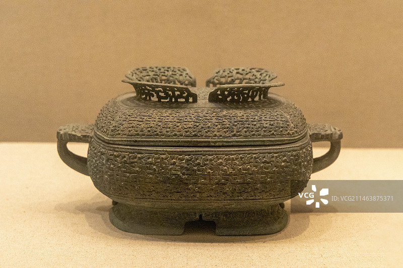 安徽文明史陈列展（夏商周时期）：蟠虺纹盨【春秋（770—476BC），1958年太和县胡窑出土】图片素材