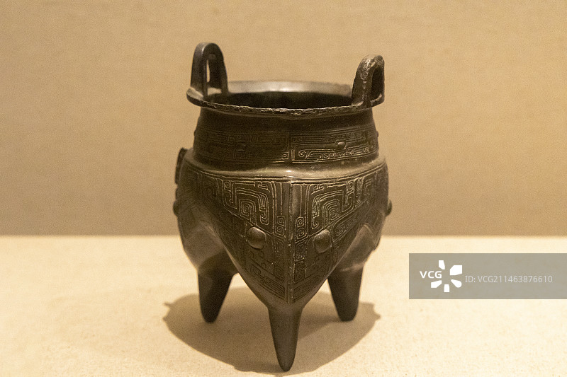 安徽文明史陈列展（夏商周时期）：兽面纹鬲【商代，传1944年阜南县朱寨月牙河出土】图片素材