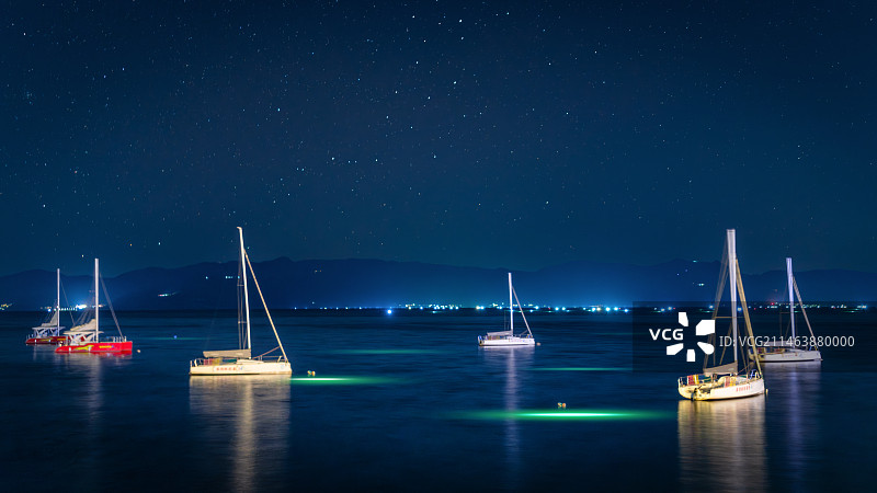 抚仙湖夜景，渔民在海面放置很多灯，吸引鱼群，白天捕捞就会大有收获图片素材
