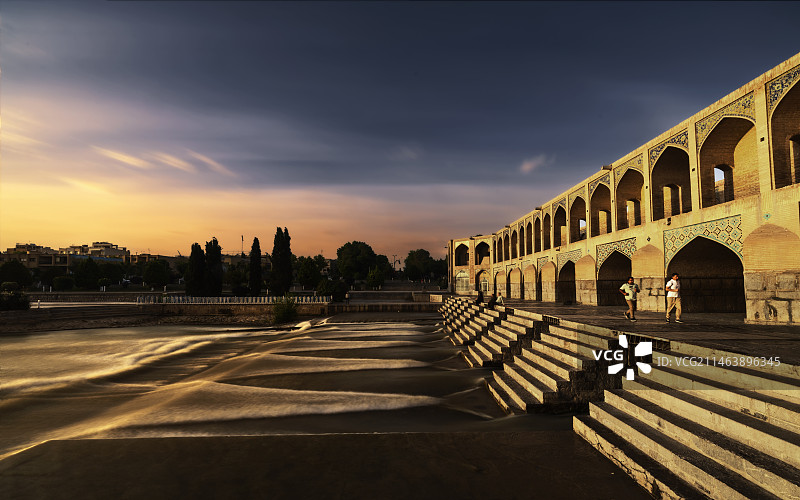 晨光下 — 伊斯法罕哈鸠大桥图片素材