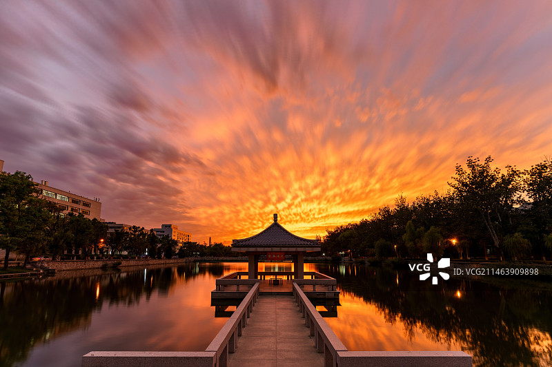 天津大学 求是亭 晚霞图片素材