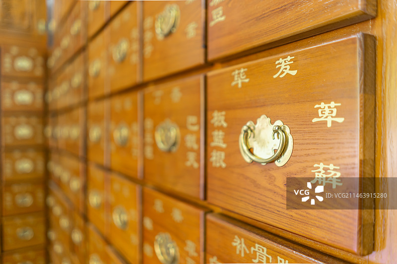 中国中医药服务拍摄主题，中医医院药店药房黄色的古典风格木制药柜，室内无人图像摄影图片素材