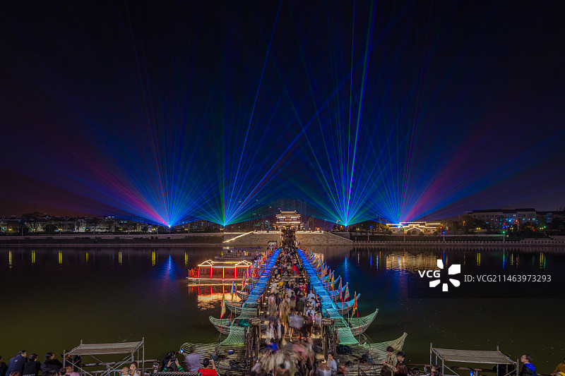 佛堂古镇浮桥灯光秀图片素材