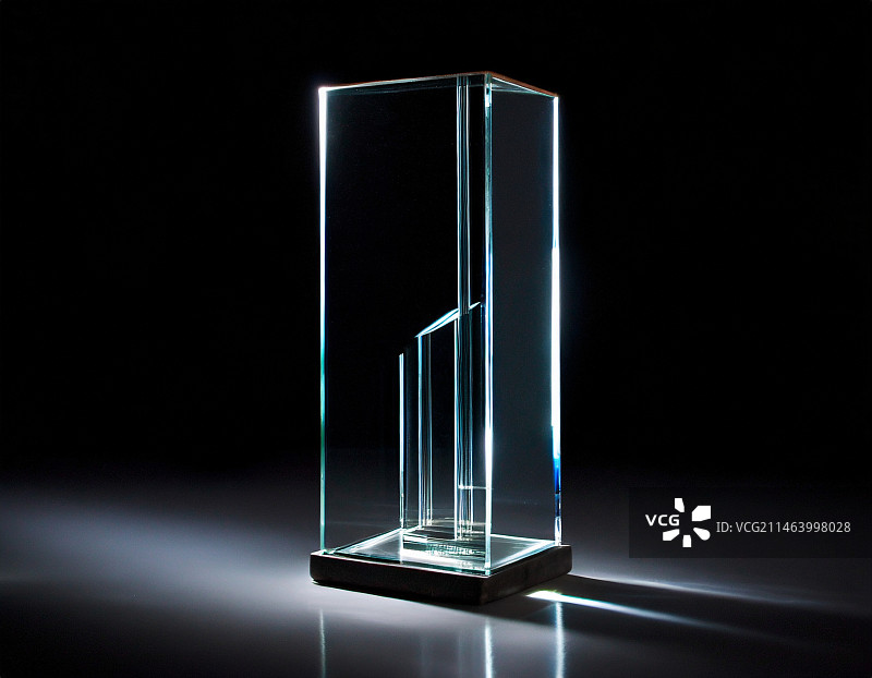 黑色背景下的空玻璃特写镜头图片素材