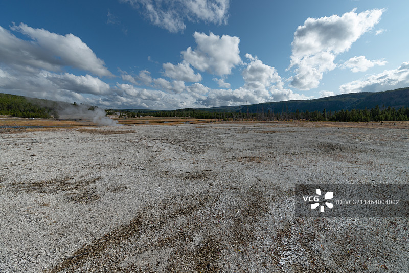 美国89号州际公路旁黄石公园内蓝宝石池周边地面多变色彩盆地温泉池风景图片素材