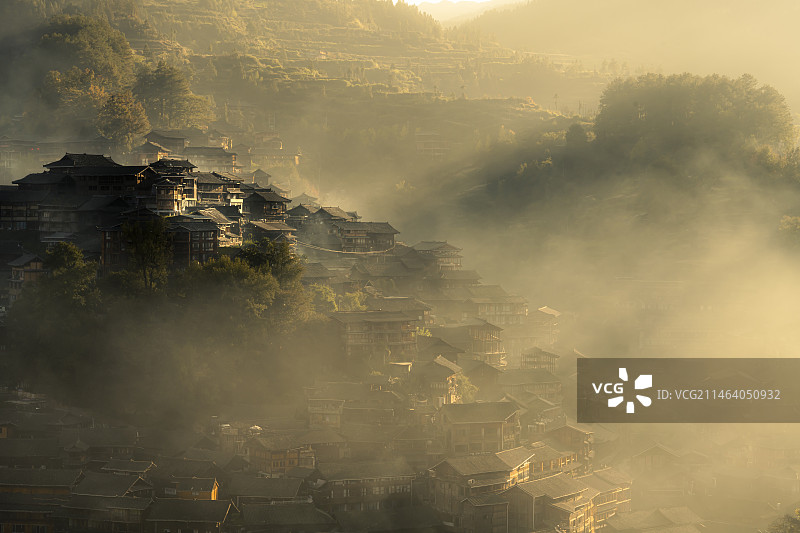 ：晨雾中的千户苗寨图片素材