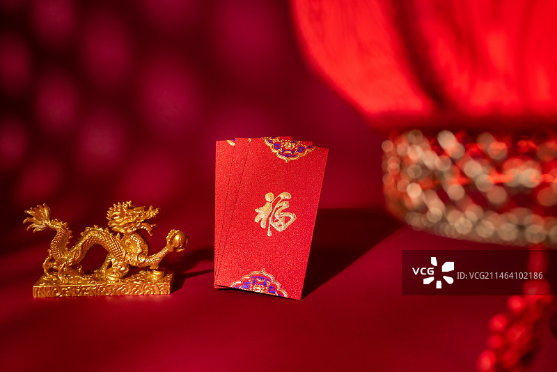 光影里的龙摆件与福字红包,龙年气氛图片素材
