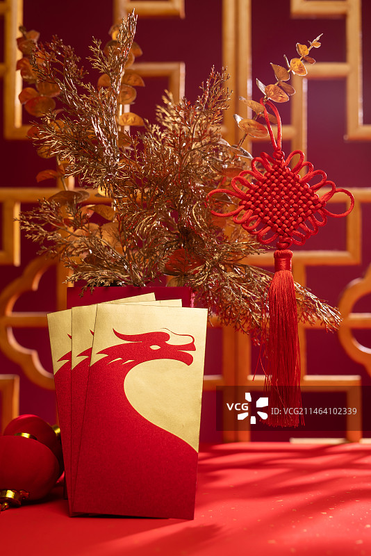 龙图腾红包与中国结,龙年新年气氛图片素材