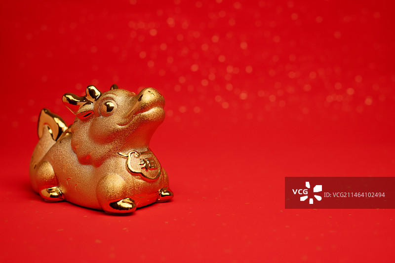 卡通小金龙装饰品,红色背景,龙年,设计元素图片素材