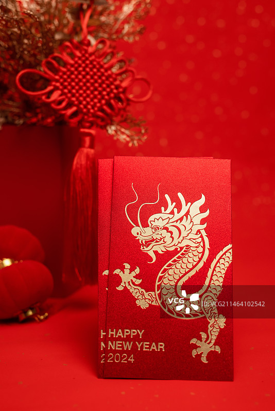 桌上的龙年红包与金色花束,新年气氛图片素材
