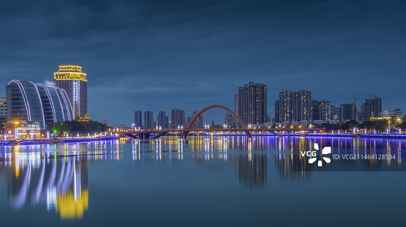 美丽的德阳旌阳区敬湖城市夜景图片素材
