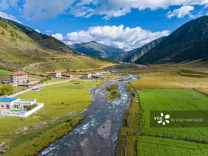 航拍四川甘孜贡嘎山乡上城子村田园风光图片素材