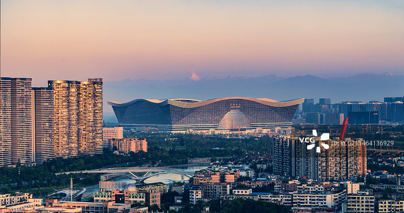 成都雪山下的城市地标环球中心图片素材