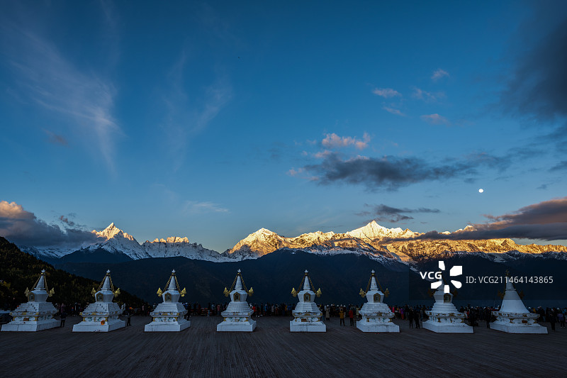 德钦飞来寺梅里雪山日照金山图片素材
