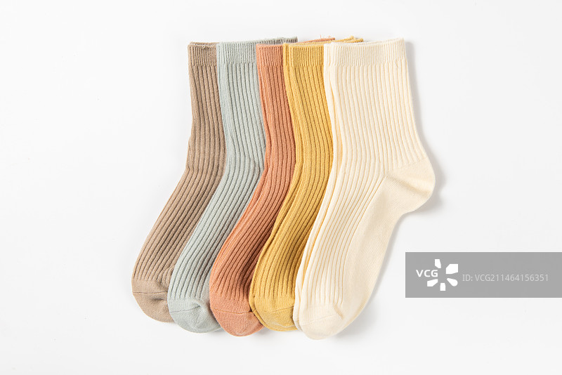 白色背景上的彩色袜子图片素材