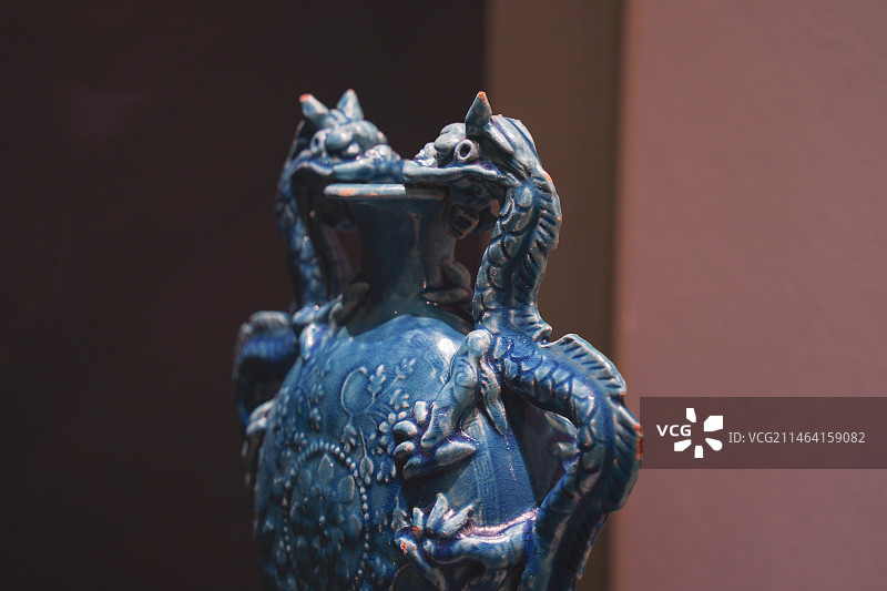 青州市博物馆藏明代孔雀蓝釉双龙瓶图片素材