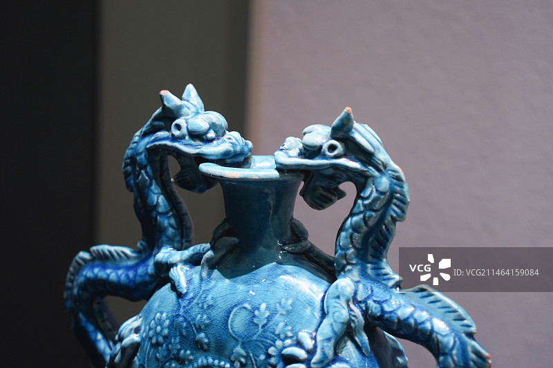 青州市博物馆藏明代孔雀蓝釉双龙瓶图片素材