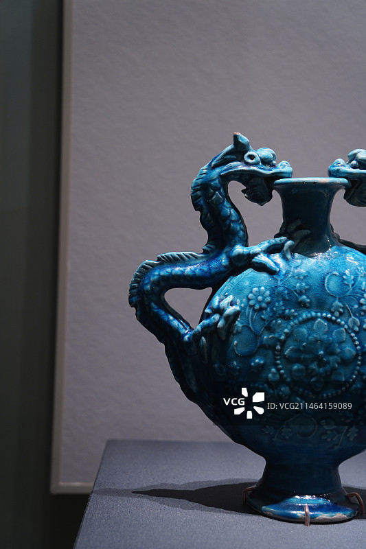 青州市博物馆藏明代孔雀蓝釉双龙瓶图片素材