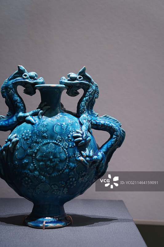 青州市博物馆藏明代孔雀蓝釉双龙瓶图片素材