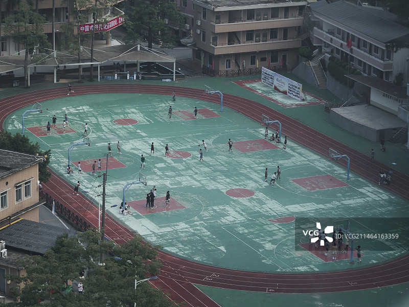 白云索道缆车上山俯拍广东理工职业技术学校运动场图片素材