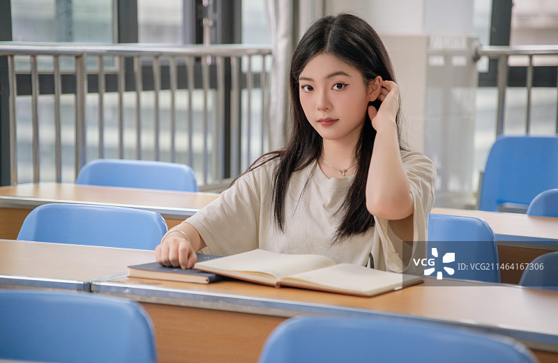大学教室里的年轻女孩图片素材