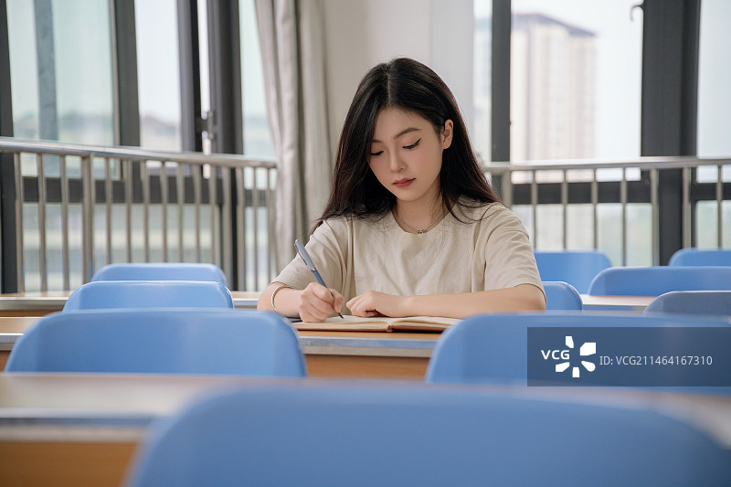 大学教室里的年轻女孩图片素材