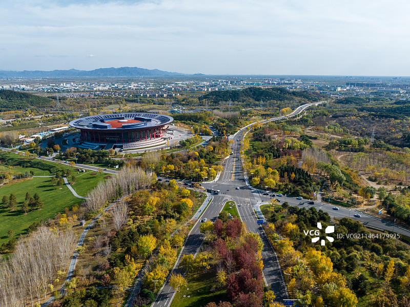 航拍北京怀柔国际会展中心秋天五彩斑斓的树木图片素材