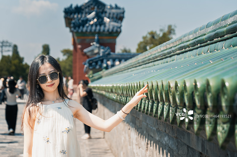 美女在北京天坛琉璃瓦前拍摄肖像照片图片素材