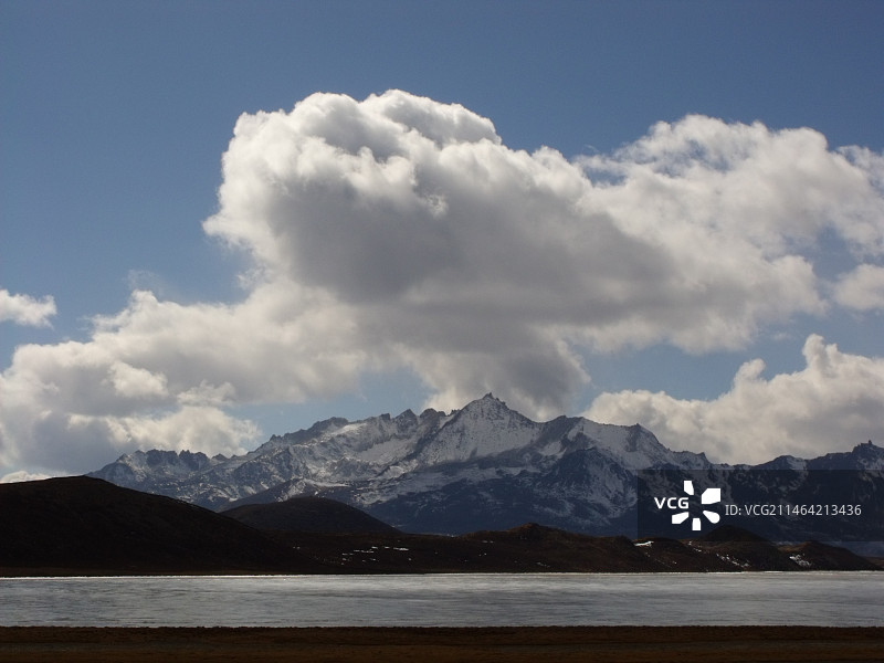 西藏山南市错那县拿日雍错冬季风光图片素材