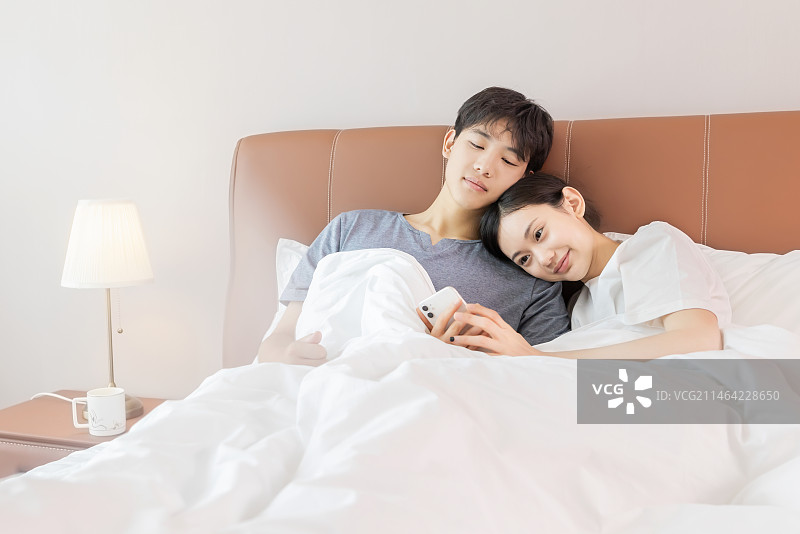 床上的一对亲密情侣图片素材