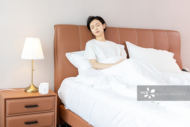 焦虑不安的女孩在床上图片素材