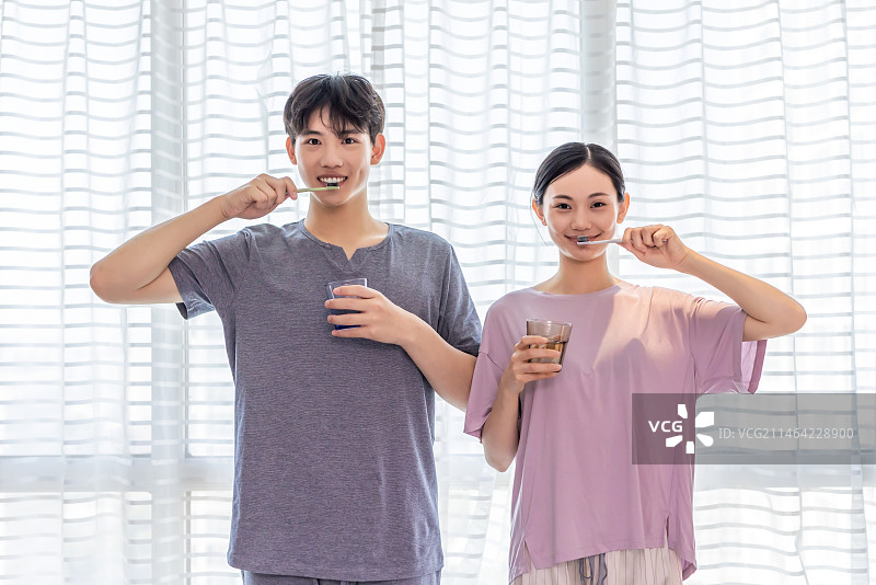 年轻的情侣一起欢乐的刷牙图片素材