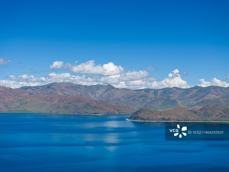 航拍西藏羊湖白昼风光图片素材