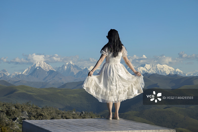 眺望贡嘎雪山全景图片素材