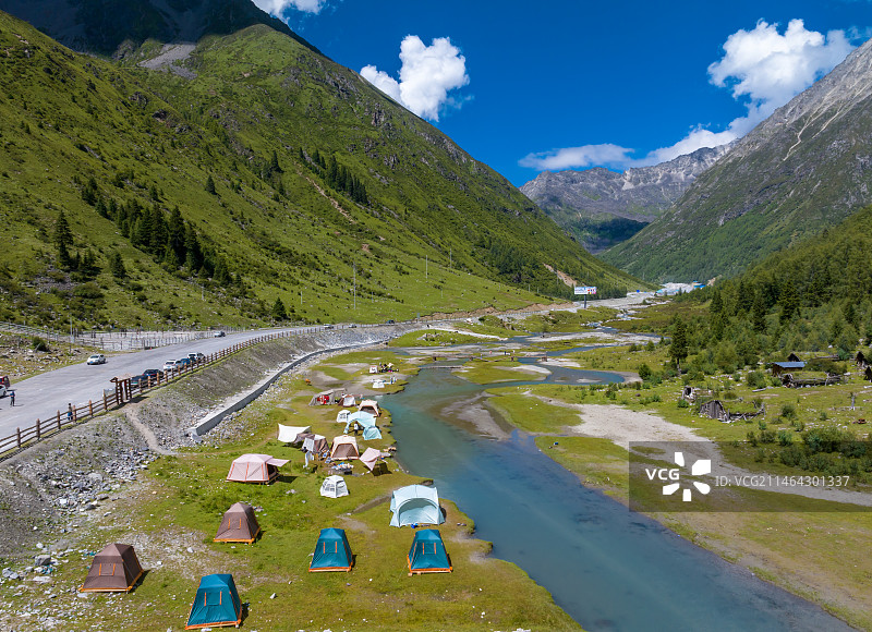 航拍四川阿坝小金县结斯沟大二普露营地图片素材