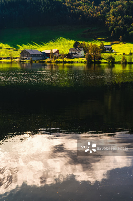 北欧挪威霍达兰县——Vestbygdi（Seimsholmen）小镇夏季田园风光图片素材